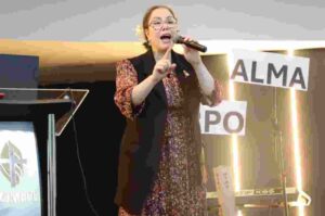 Pastora Sarah Sheeva pregando ao microfone durante ministração em evento