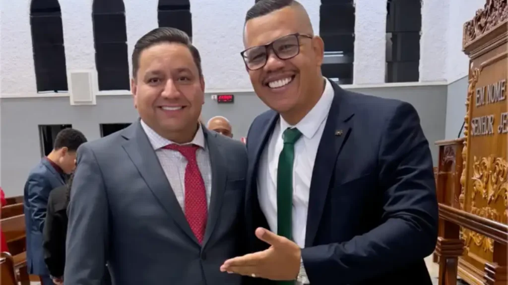 Ancião Alcir Zavata, da Congregação Cristã no Brasil, posa ao lado de outro homem durante culto em templo da CCB