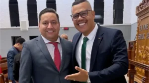 Ancião Alcir Zavata, da Congregação Cristã no Brasil, posa ao lado de outro homem durante culto em templo da CCB