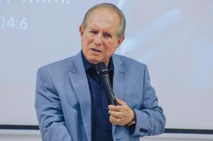 Bispo Oídes pregando com microfone em mãos durante ministração