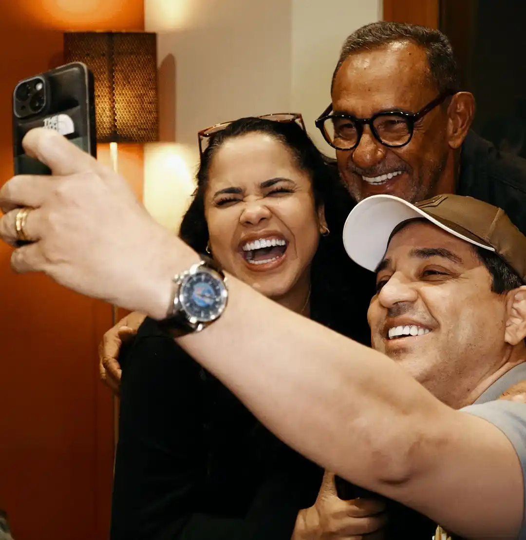 Cassiane, Flávio Senna e Jairinho Manhães tiram selfie juntos em estúdio