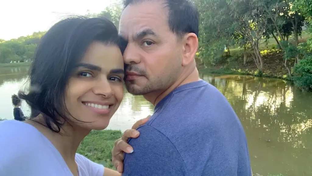 Cantora Damares posa ao lado do esposo em registro ao ar livre, perto de um lago