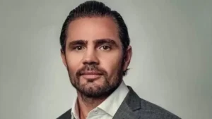 Daniel Vorcaro posa para retrato em estúdio usando terno cinza e camisa branca