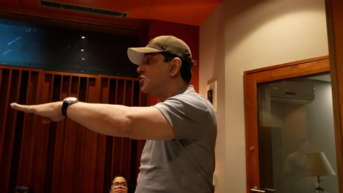 Jairinho Manhães gesticula durante gravação no estúdio da Reuel Produções