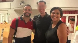 Leonardo Sale posa ao lado de Jéssica Esthel e do ex-marido dela em foto registrada em evento social