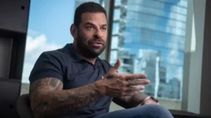 Pastor Fabiano Zettel fala durante entrevista em escritório com prédios ao fundo