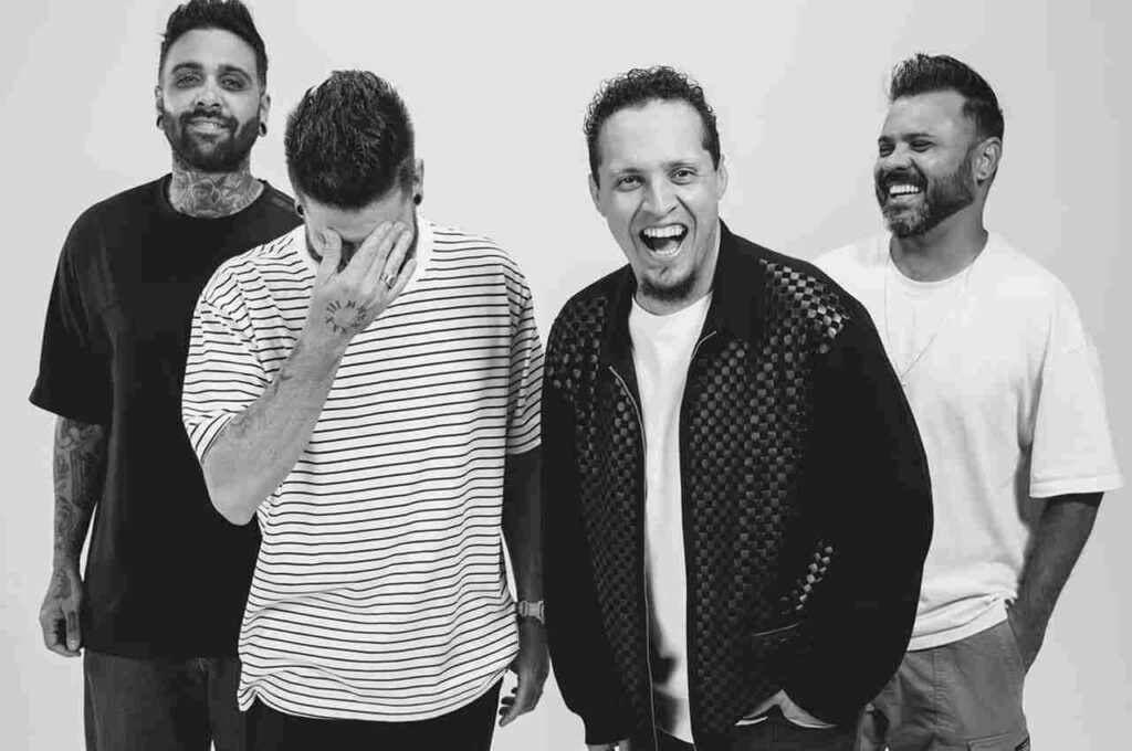 Banda Morada em ensaio fotográfico em preto e branco, com integrantes sorrindo e descontraídos.