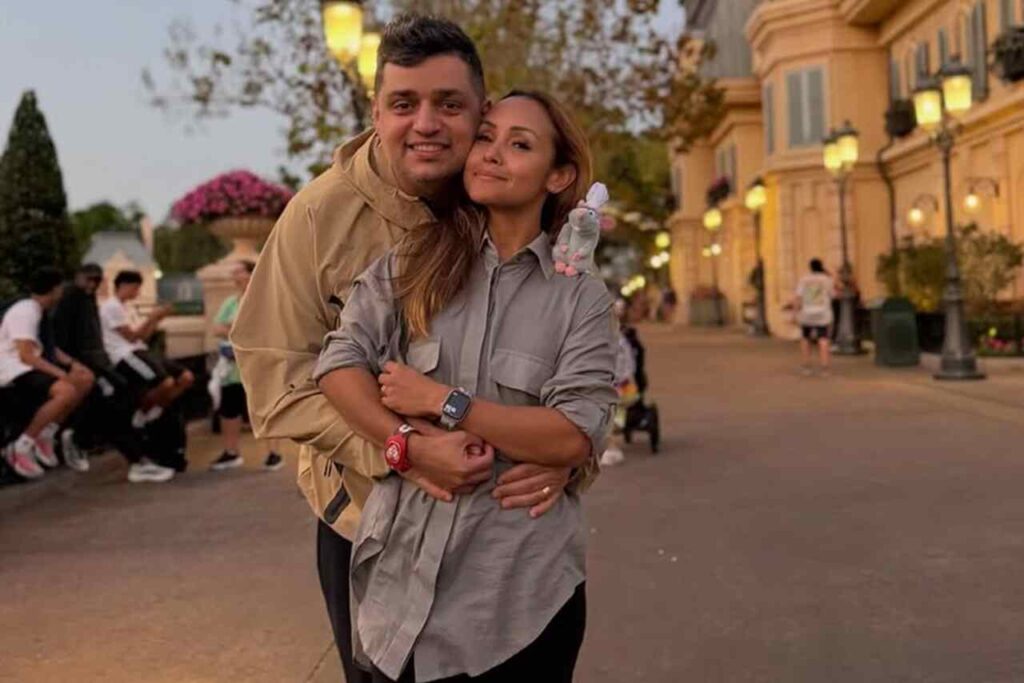 Bruna Karla e Bruno Santos abraçados durante passeio ao ar livre