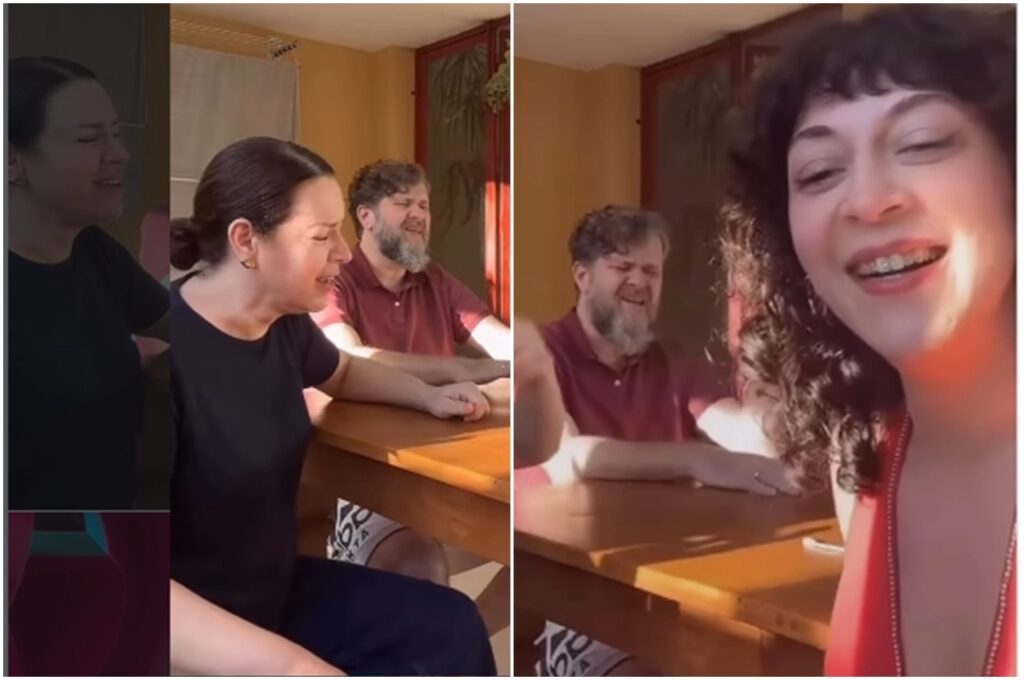 Clara Tannure ao lado dos pais em momento de louvor em casa, cantando juntos.