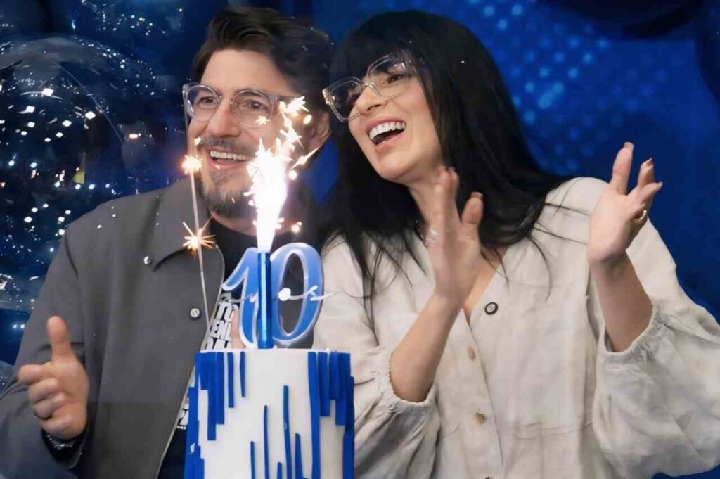 Fernanda Brum e Emerson Pinheiro comemoram aniversário com bolo decorado e vela de 10 anos acesa.