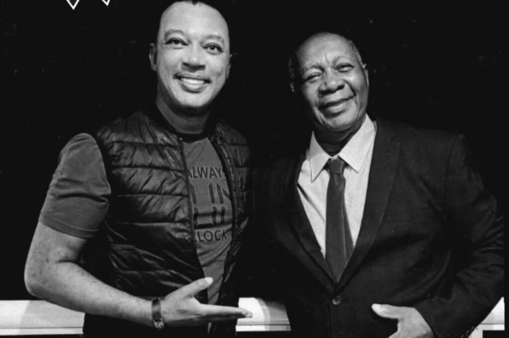 Marquinhos Gomes posa ao lado de seu pai em foto em preto e branco