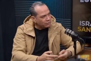 Pastor Israel Santos participa de entrevista em podcast, falando ao microfone em estúdio.