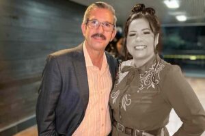 Pastor Riter Marques ao lado de Pricila Áquila em foto posada, em ambiente interno.