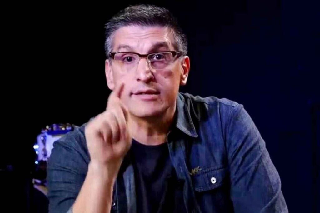 Pastor Zé Bruno fala com expressão firme e gesto de apontar durante mensagem em vídeo.