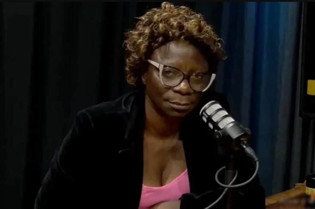 Pastora Olajumoke Adewuyi durante participação em podcast, falando ao microfone em estúdio.