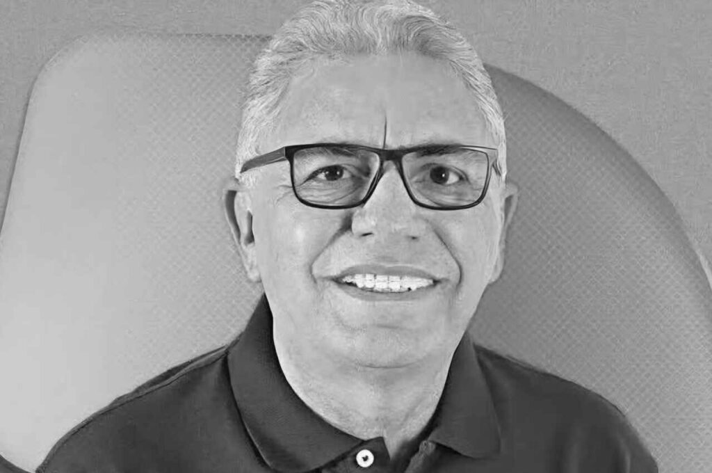 Prefeito Ademar Alves em retrato preto e branco, sorrindo e usando óculos