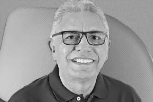 Prefeito Ademar Alves em retrato preto e branco, sorrindo e usando óculos