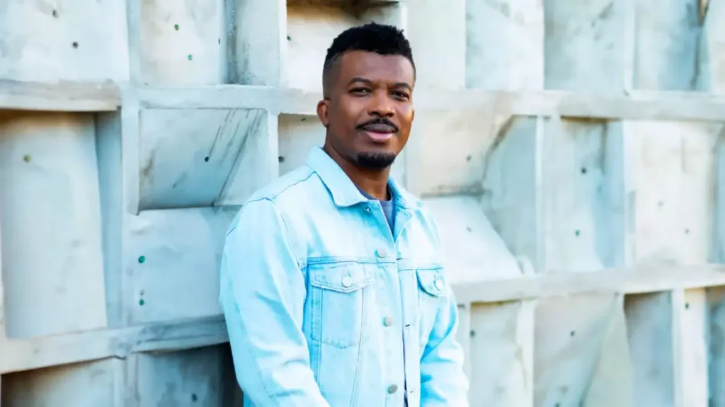 Cantor gospel Delino Marçal posa diante de parede de concreto em ensaio fotográfico