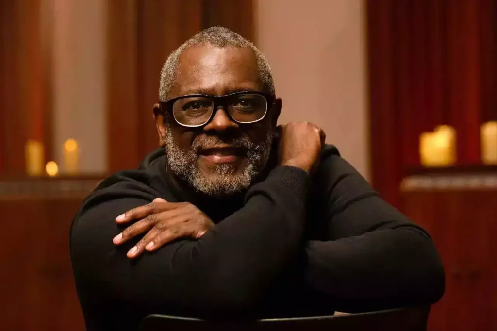Cantor gospel Kleber Lucas posa para retrato em ambiente interno com iluminação suave