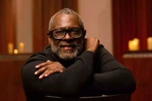 Cantor gospel Kleber Lucas posa para retrato em ambiente interno com iluminação suave