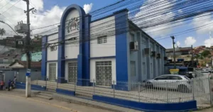 Fachada de igreja Assembleia de Deus em Pernambuco, em área urbana com via pública e rede elétrica