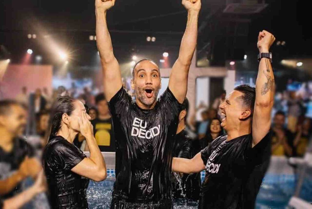 Jorge Iggor celebra batismo em piscina durante evento religioso