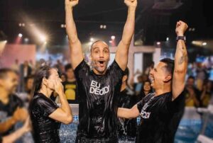 Jorge Iggor celebra batismo em piscina durante evento religioso