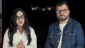 Pastores Rafaela e André Marques, da Igreja Lagoinha Paulínia, em gravação de vídeo com fundo escuro