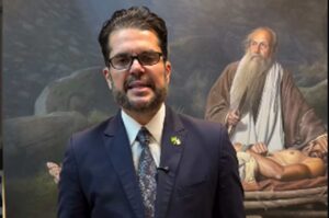 Apóstolo Agenor Duque falando em vídeo, com pintura bíblica ao fundo.