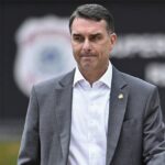 Banco Master: Flávio Bolsonaro caiu de 65,4% para 50,9% entre evangélicos
