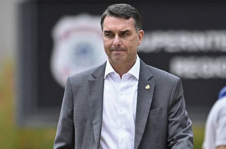 Banco Master: Flávio Bolsonaro caiu de 65,4% para 50,9% entre evangélicos