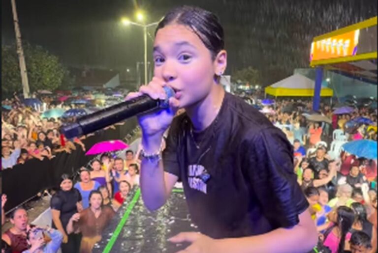 Maria Marçal ignora temporal e ministra debaixo de chuva em show