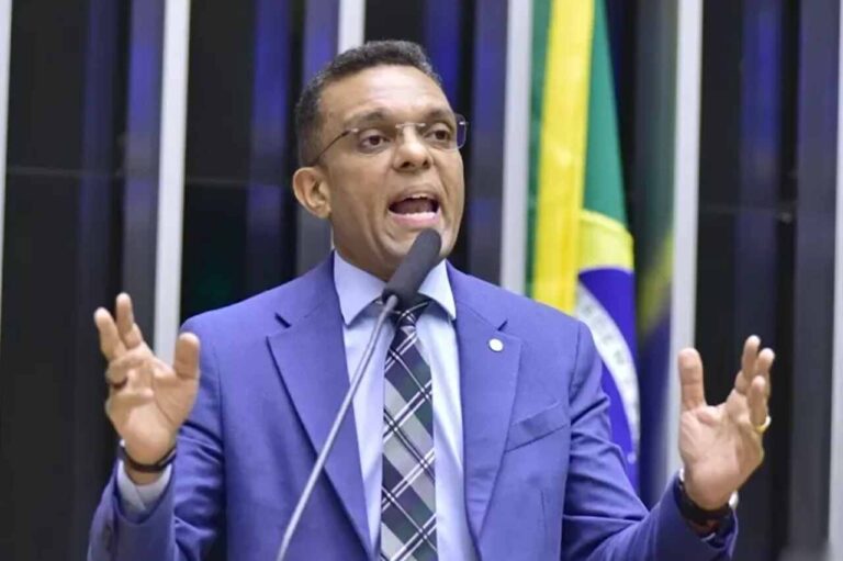 Otoni de Paula dispara contra bolsonaristas: “Estão afundando a direita”