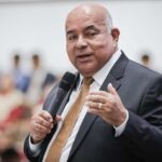 Pastor critica homens que ficam em casa enquanto a esposa sustenta o lar