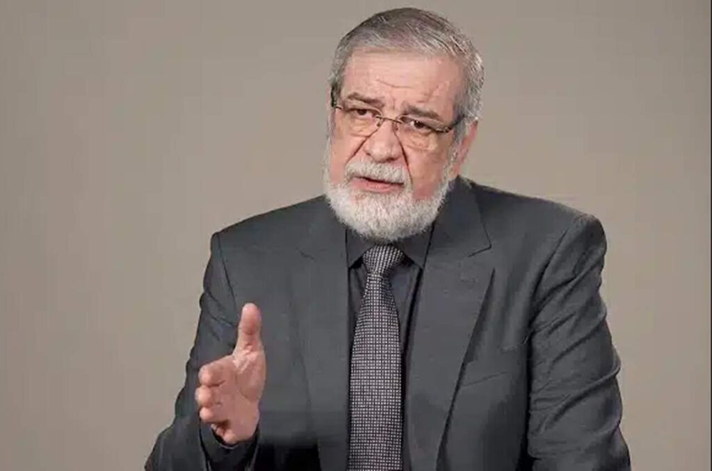 Pastor Augustus Nicodemus falando durante entrevista, usando terno cinza e gravata.