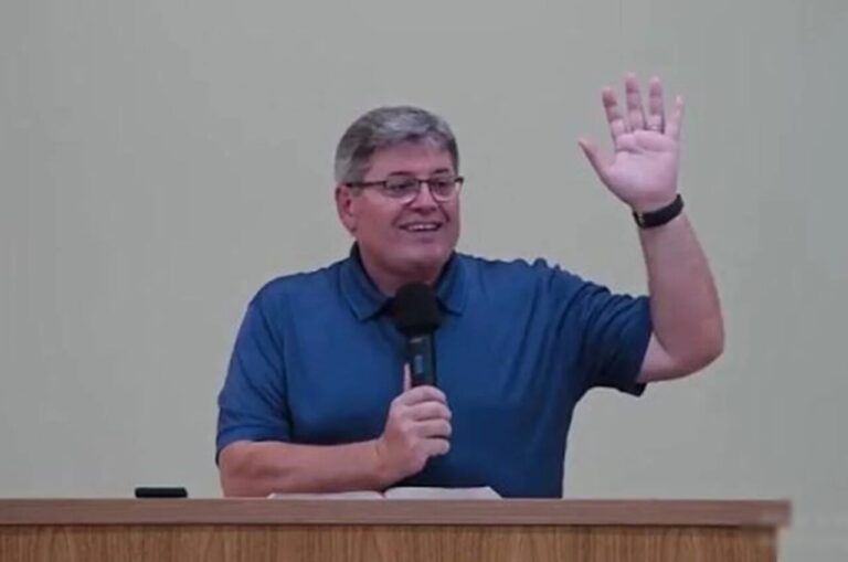 Pastor defende batismo para casais em união estável sem casamento civil