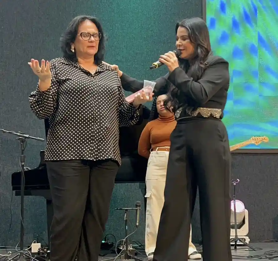 Daniela Linhares ora ao lado da ex-ministra Damares Alves durante culto evangélico