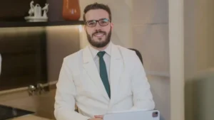 Dr. Flávio Giardiello posa em consultório médico durante atendimento profissional