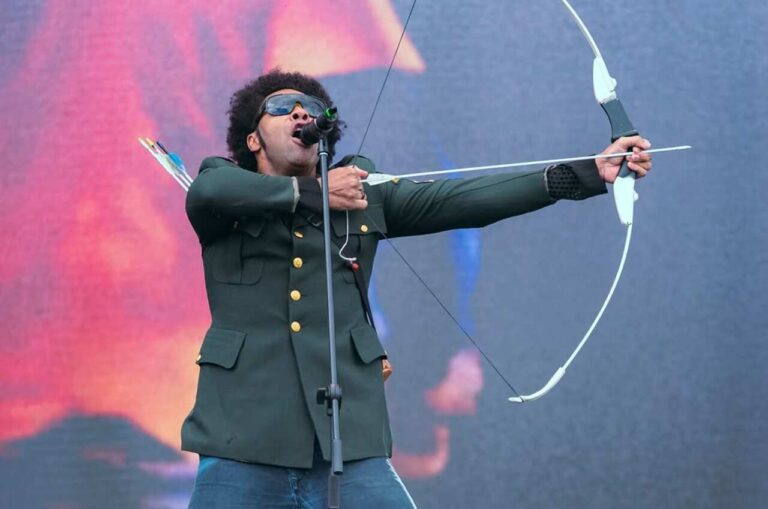 Thalles Roberto gera polêmica ao usar arco e flecha no palco da Marcha para Jesus