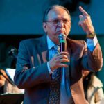 Após criticar igrejas focadas em dinheiro, Napoleão Falcão é questionado sobre cachês