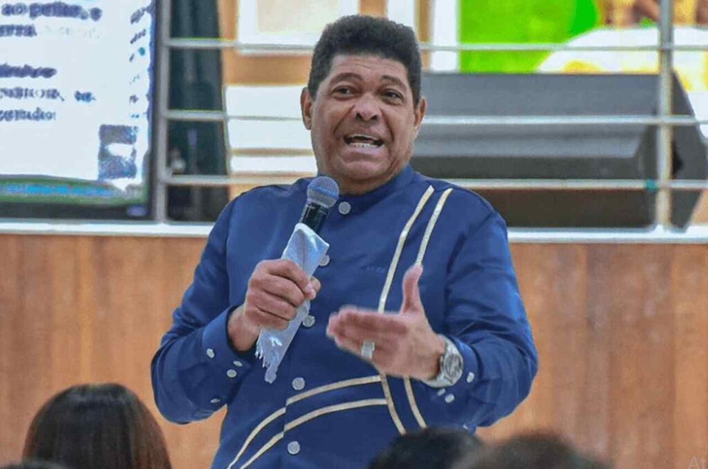 Valdemiro Santiago prega segurando um microfone durante culto realizado em igreja da Igreja Mundial do Poder de Deus