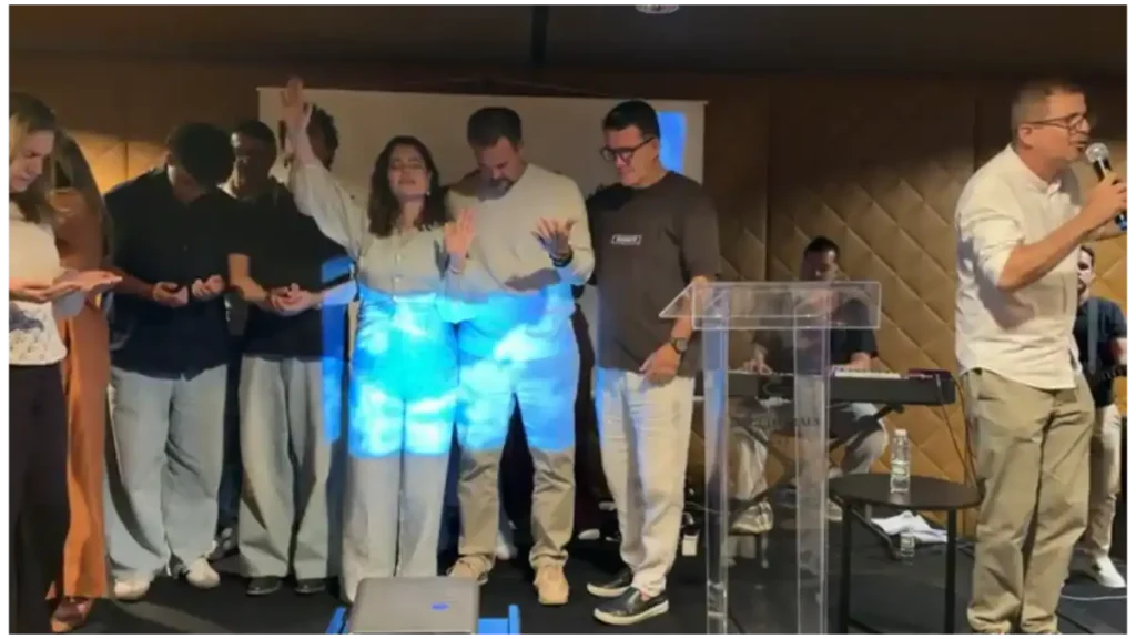 Ana Paula Valadão, familiares e pastora Ana Paula Manzo participam de momento de oração na inauguração da Igreja DT em Portugal