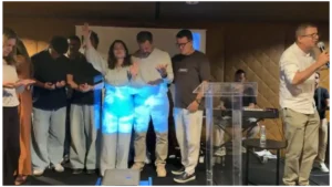 Ana Paula Valadão, familiares e pastora Ana Paula Manzo participam de momento de oração na inauguração da Igreja DT em Portugal