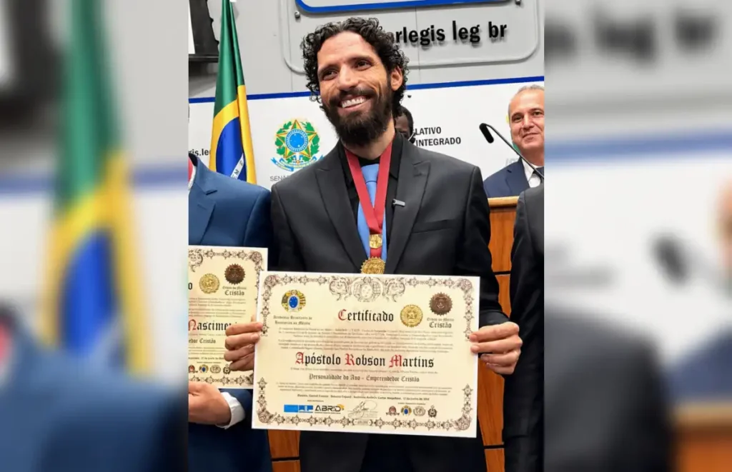 Apóstolo Robson Martins exibe medalha e certificado durante cerimônia de homenagem no Senado Federal