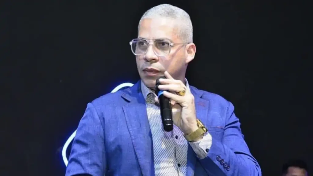 Pastor Júnior Trovão segura microfone durante ministração em evento religioso