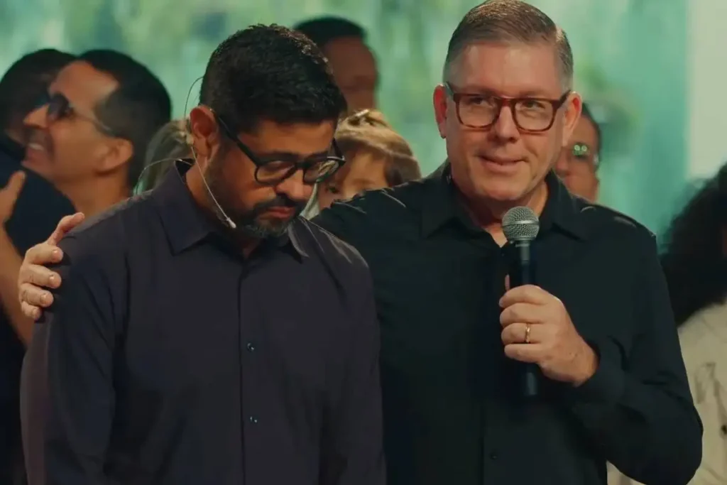 Pastor Kenner Terra aparece ao lado do pastor Ed René Kivitz durante momento de oração em culto evangélico