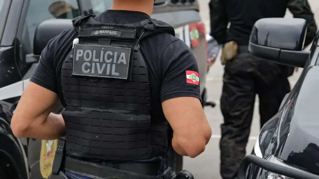 Policial civil aparece de costas durante operação em imagem ilustrativa sobre ação policial