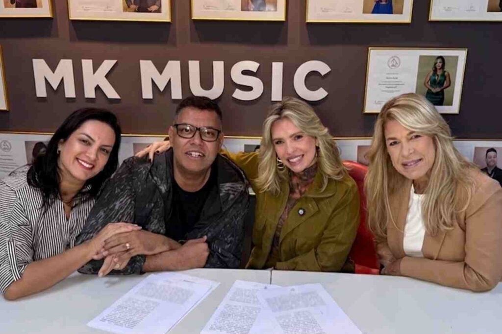 O cantor Anderson Freire posa ao lado de representantes da MK Music durante assinatura de contrato na sede da gravadora.