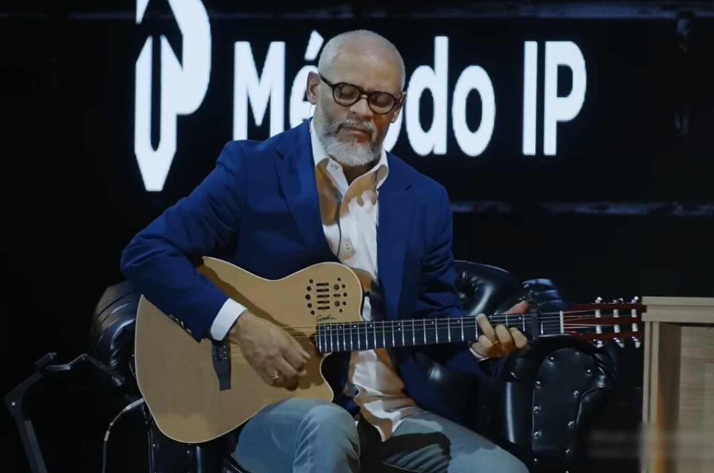 O cantor Antônio Cirilo toca violão durante apresentação de louvor no evento Mergulho IP.