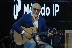 O cantor Antônio Cirilo toca violão durante apresentação de louvor no evento Mergulho IP.